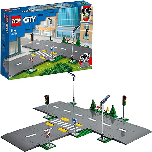 LEGO City Straßenkreuzung mit Ampeln, Bauset mit im Dunkeln leuchtenden Steinen 60304 von LEGO