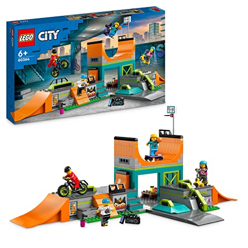 LEGO City Skaterpark, Spielzeug für Kinder ab 6 Jahren, mit BMX-Rad, Skateboard, Scooter, Inline-Skates und 4 Skater-Minifiguren zum Ausführen von Stunts, 2023 Set 60364 von LEGO