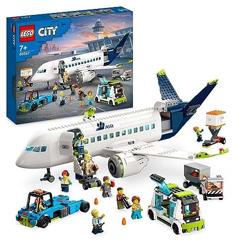 LEGO City Passagierflugzeug Spielzeug-Set, großes Flugzeug-Modell mit Fahrzeugen des Flughafen-Bodenpersonals: Vorfeldbus, Pushback-Schlepper, Catering-Lader, Gepäckwagen und 9 Minifiguren 60367 von LEGO