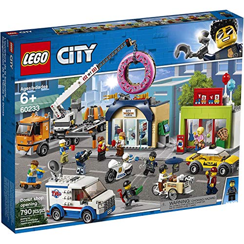 LEGO City Donut Shop Opening 60233 Store Opening Build and Play with Toy Taxi, Van and Truck with Crane, Easy Build with Minifigures for Boys and Girls (790 Pieces) von LEGO
