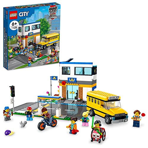 LEGO City School Day 60329 Building Kit; Toy School Playset with 2 City TV Characters, for Kids Aged 6 and up (433 Pieces) von LEGO