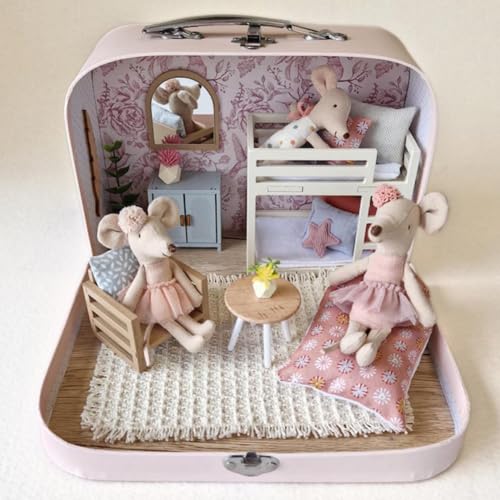 Miniatur Puppenhaus im Koffer – Voll ausgestattetes Holzpuppenhaus mit 3 Stoffmäusen & Zubehör | Handgemachte Miniatur Möbel & Puppenhaus Zubehör | 18x24x9cm Miniatur Puppenhaus im Koffer – Voll ausgestattetes Holzpuppenhaus mit 3 Stoffmäusen & Zubehör | Handgemachte Miniatur Möbel & Puppenhaus Zubehör | 18x24x9cm von LIDAM