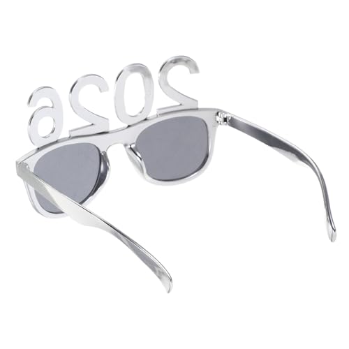 LIGIGWASH Partybrille Silbern mit Retro Zahlen Design aus Leichtem Stabilem Pc Material Lustige Neujahrsbrille für Silvester Abschlussfeiern und Festliche Foto Accessoires LIGIGWASH Partybrille Silbern mit Retro Zahlen Design aus Leichtem Stabilem Pc Material Lustige Neujahrsbrille für Silvester Abschlussfeiern und Festliche Foto Accessoires von LIGIGWASH