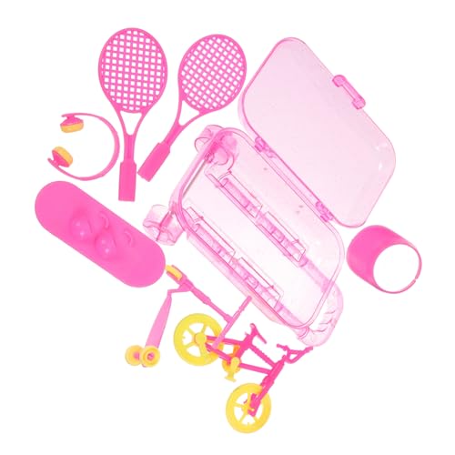 LRXIYODE Mini Puppenzubehör Set mit Koffer Headset Tennisschläger Sonnenhut Skateboard Roller und Fahrrad Teilig Realistische Puppenhaus Accessoires für Rollenspiele von LRXIYODE