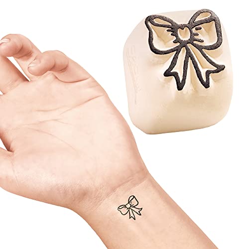 LaDot Tattoo für Kinder und Erwachsene, temporäre hautfreundliche fake Tattoos, Tattoo-Stempel ohne Nadeln für Körper und Arm, wasserfest, Keramikstempel Schleife LaDot Tattoo für Kinder und Erwachsene, temporäre hautfreundliche fake Tattoos, Tattoo-Stempel ohne Nadeln für Körper und Arm, wasserfest, Keramikstempel Schleife von Ladot