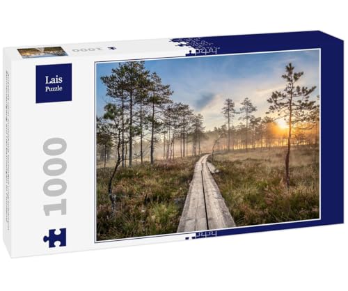 Lais Puzzle Aussicht vom Sumpf mit Holzpfad und schönem Sonnenaufgang am Herbstmorgen in Finnland 1000 Teile von Lais Puzzle