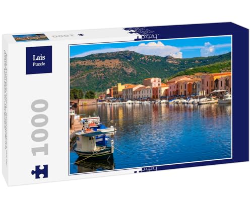 Lais Puzzle Bosa, Sardinien, Italien - Panoramablick auf die Altstadt von Bosa am Temo-Flussufer mit bunten Mietshäusern und Booten 1000 Teile von Lais Puzzle