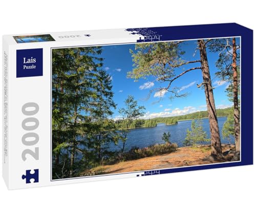Lais Puzzle Idyllische finnische Sommer-Seeszene am Teijo-Wanderweg in Salo, Finnland. Großer Baum und der Matildajarvi-See im Hintergrund 2000 Teile von Lais Puzzle