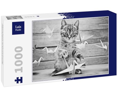 Lais Puzzle Kleine Katze spielt mit bunten Papierkränen in schwarz weiß 1000 Teile von Lais Puzzle