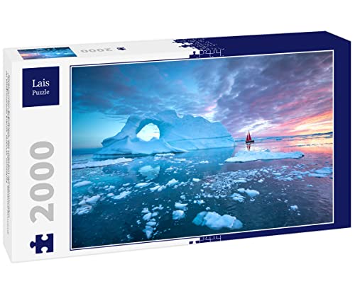 Lais Puzzle Kleines rotes Segelboot, das zwischen schwimmenden Eisbergen im Disko-Gletscher während der Mitternachtssonne im Polarsommer kreuzt. Ilulissat, Grönland 2000 Teile von Lais Puzzle