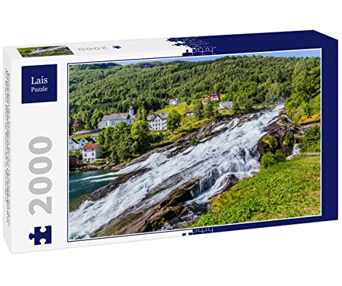 Lais Puzzle Panorama des kleinen Dorfes Hellesylt mit dem Wasserfall Hellesyltfossen am Geirangerfjord in der Region More og Romsdal in Norwegen 2000 Teile von Lais Puzzle