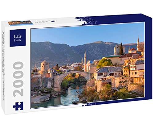 Lais Puzzle Skyline von Mostar mit der Mostar-Brücke, Häusern und Minaretten, bei Sonnenuntergang in Bosnien und Herzegowina - 2000 Teile Puzzle - Für Erwachsene - 50 x 70 cm Lais Puzzle Skyline von Mostar mit der Mostar-Brücke, Häusern und Minaretten, bei Sonnenuntergang in Bosnien und Herzegowina - 2000 Teile Puzzle - Für Erwachsene - 50 x 70 cm von Lais Puzzle