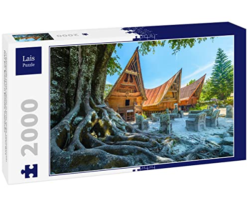 Lais Puzzle Traditionelle Batak-Häuser in Einer Reihe, Baumwurzeln im Vordergrund, orangefarbener Look. Ambarita Dorf, Toba See, Reiseziel in Sumatra, Indonesien 2000 Teile Lais Puzzle Traditionelle Batak-Häuser in Einer Reihe, Baumwurzeln im Vordergrund, orangefarbener Look. Ambarita Dorf, Toba See, Reiseziel in Sumatra, Indonesien 2000 Teile von Lais Puzzle