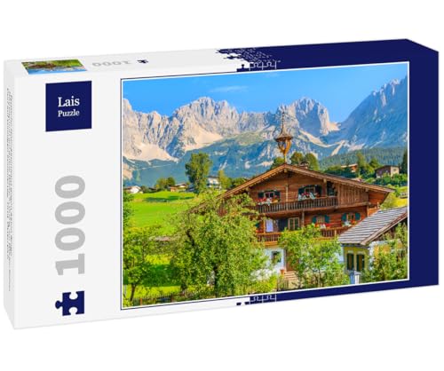 Lais Puzzle Typische Holz-Alpenhaus gegen Alpen Berge Hintergrund auf grüne Wiese in Going am Wilden Kaiser Dorf auf sonnigen Sommertag, Tirol, Österreich 1000 Teile von Lais Puzzle