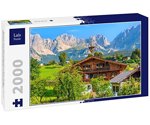 Lais Puzzle Typische Holz-Alpenhaus gegen Alpen Berge Hintergrund auf grüne Wiese in Going am Wilden Kaiser Dorf auf sonnigen Sommertag, Tirol, Österreich 2000 Teile von Lais Puzzle