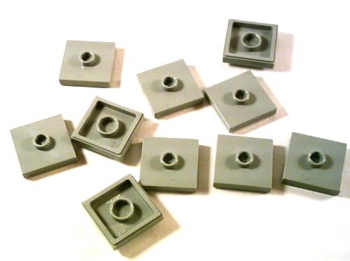 10 Stück LEGO "Fliese 2x2 Noppen mit Knopf in der Mitte" in Neu-Hellgrau. von LEGO