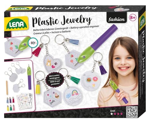 LENA 42717 Plastic Jewelry, Gravur-Set zum Gestalten eigener Schlüsselanhänger, Bastelset für Kinder ab 8 Jahren, Set mit Gravurgerät, Schlüsselringen, Anhängern, Quasten, Ketten, Vorlagen, Stickern LENA 42717 Plastic Jewelry, Gravur-Set zum Gestalten eigener Schlüsselanhänger, Bastelset für Kinder ab 8 Jahren, Set mit Gravurgerät, Schlüsselringen, Anhängern, Quasten, Ketten, Vorlagen, Stickern von Lena