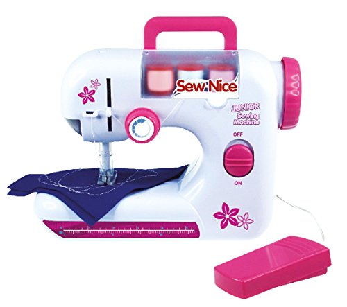 Lena 42521 - Kinder Nähmaschine, batteriebetrieben, mit Tragegriff, Fußpedal, Handrad, Schutzabdeckung, Schalter, Kontrolllampe, Kunststoff, Nähgarn, Nadel, Maßband, Nähset für Kinder ab 8 Jahre Lena 42521 - Kinder Nähmaschine, batteriebetrieben, mit Tragegriff, Fußpedal, Handrad, Schutzabdeckung, Schalter, Kontrolllampe, Kunststoff, Nähgarn, Nadel, Maßband, Nähset für Kinder ab 8 Jahre von Lena