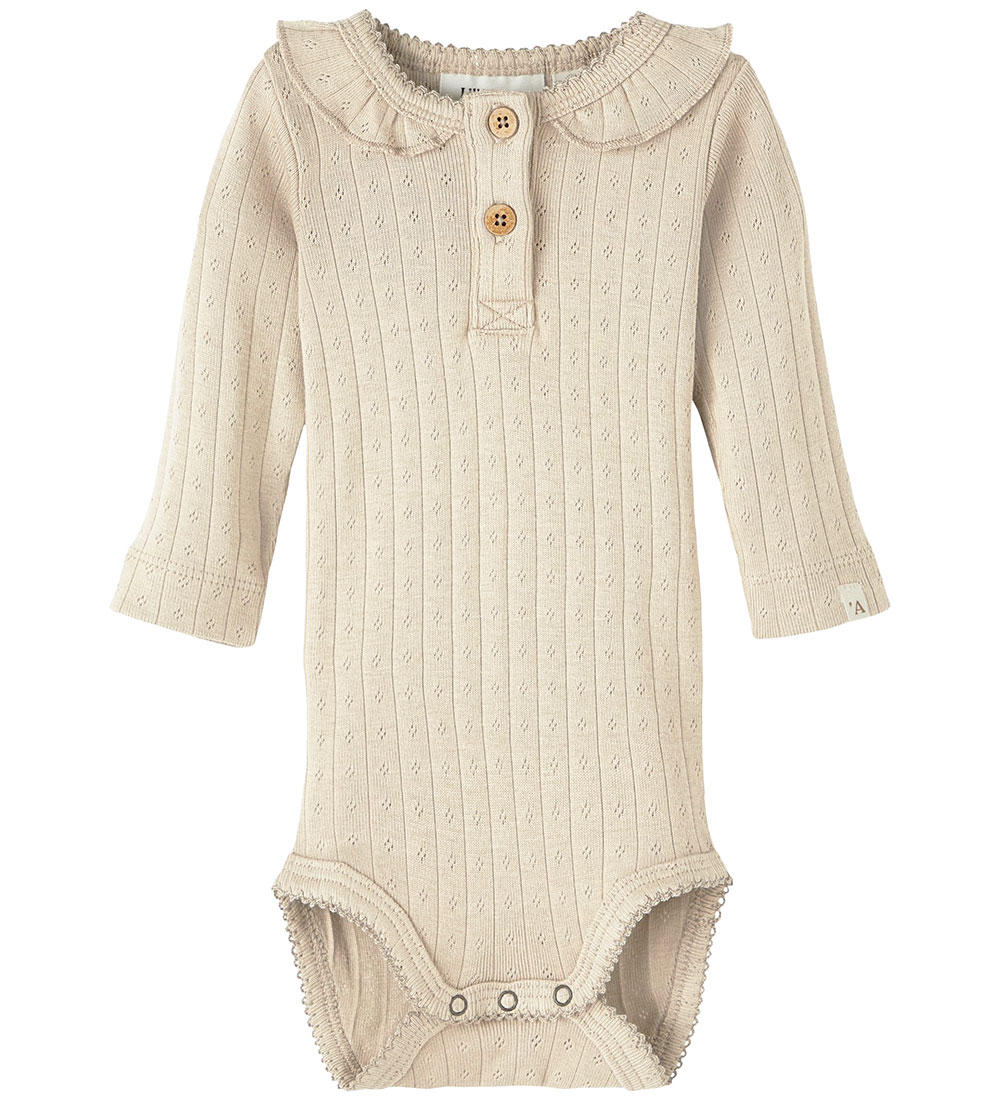 Lil' Atelier Body l/ä - Noos - NbfRachel - Nebel m. Lochmuster - Lil Atelier - 68 - Body L/Ä Lil' Atelier Body l/ä - Noos - NbfRachel - Nebel m. Lochmuster - Lil Atelier - 68 - Body L/Ä von Lil Atelier