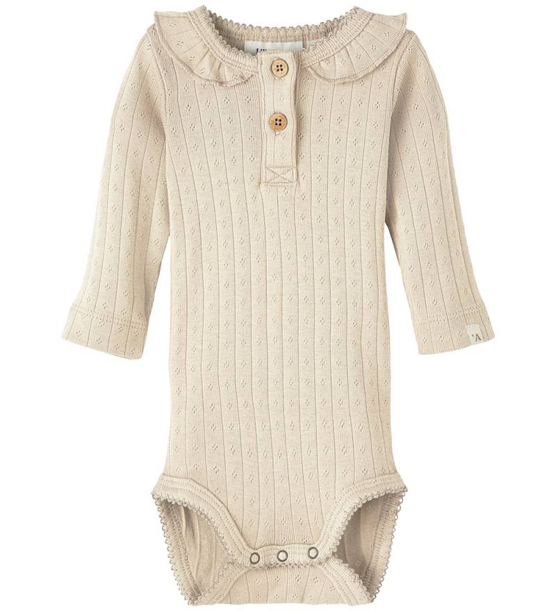 Lil' Atelier Body l/ä - Noos - NbfRachel - Nebel m. Lochmuster - Lil Atelier - 68 - Body L/Ä Lil' Atelier Body l/ä - Noos - NbfRachel - Nebel m. Lochmuster - Lil Atelier - 68 - Body L/Ä von Lil Atelier
