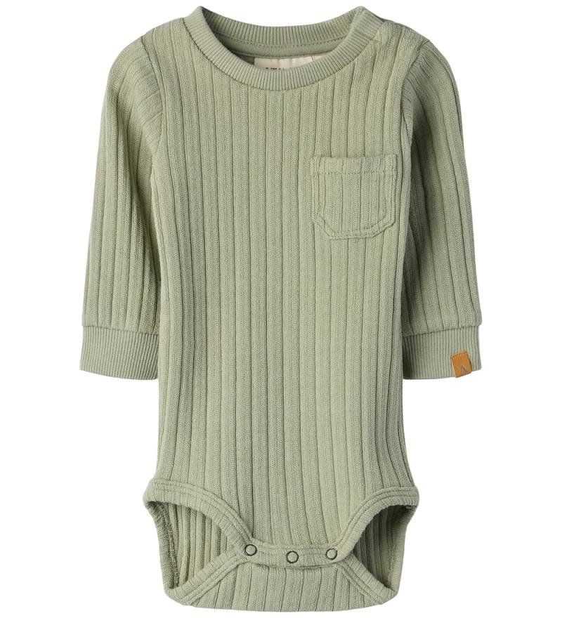 Lil' Atelier Body l/ä - Rib - NbmTao - Seegras - Lil Atelier - 68 - Body L/Ä Lil' Atelier Body l/ä - Rib - NbmTao - Seegras - Lil Atelier - 68 - Body L/Ä von Lil Atelier