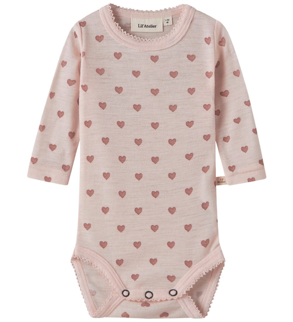 Lil' Atelier Body l/ä - Wolle - NbfNoel - Morganit m. Herzen - Lil Atelier - 68 - Body L/Ä Lil' Atelier Body l/ä - Wolle - NbfNoel - Morganit m. Herzen - Lil Atelier - 68 - Body L/Ä von Lil Atelier