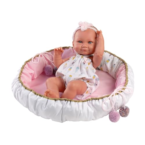 Llorens 1073806 Puppe Nica, mit blauen Augen, Babypuppe mit Vinyl-Körper, inkl. Outfit und großem Kuschelnest, Puppenmädchen, New Born, 40cm Llorens 1073806 Puppe Nica, mit blauen Augen, Babypuppe mit Vinyl-Körper, inkl. Outfit und großem Kuschelnest, Puppenmädchen, New Born, 40cm von Llorens