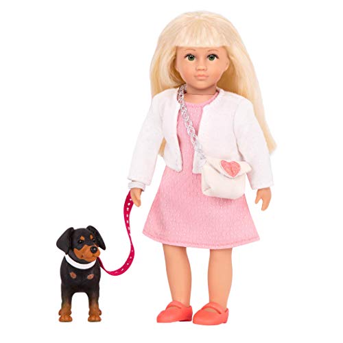 LORI 45739 Puppe Nadine & Hund Nix, 15cm, Lange Blonde Haare grüne Augen, ab 3 Jahre, Stehpuppe, beweglich, weicher Körper, Hund, Rottweiler, Haustier, Mehrfarbig von Lori