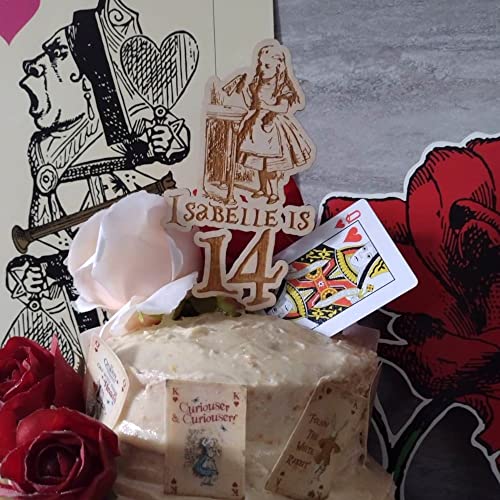 Luck and Luck Personalisierte Alice im Wunderland Tortenaufsatz, Kinder-Tortenaufsatz aus Holz mit Namenalter, verrückte Hutmacher Geburtstagsparty Kuchendekoration Luck and Luck Personalisierte Alice im Wunderland Tortenaufsatz, Kinder-Tortenaufsatz aus Holz mit Namenalter, verrückte Hutmacher Geburtstagsparty Kuchendekoration von Luck and Luck