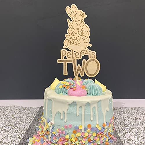 Luck and Luck Tortenaufsatz, Motiv: Peter Hase, personalisierbar, 1. Geburtstag, Holz-Kuchenaufsatz, Kinder-Kuchenaufsatz, Peter-Hasen-Party-Kuchendekoration, Kuchendekorationen Luck and Luck Tortenaufsatz, Motiv: Peter Hase, personalisierbar, 1. Geburtstag, Holz-Kuchenaufsatz, Kinder-Kuchenaufsatz, Peter-Hasen-Party-Kuchendekoration, Kuchendekorationen von Luck and Luck
