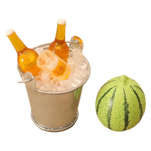 Luwecf 1/12 Miniatur Bierflasche mit Trinkgefäß Und Kühlbehälter für Realistische Puppenhausszenen Und Sandkastenlandschaften, mit Wassermelone Luwecf 1/12 Miniatur Bierflasche mit Trinkgefäß Und Kühlbehälter für Realistische Puppenhausszenen Und Sandkastenlandschaften, mit Wassermelone von Luwecf