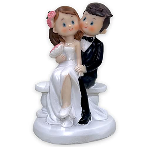 Tortenfigur Hochzeit Brautpaar Tortenaufsatz Tortendeko Hochzeitspaar für Torte Cake-Topper Hochzeitstorte, Dekofigur Hochzeitspaar Wedding Trauung (Comicstyle sitzend auf Bank) von MIJOMA