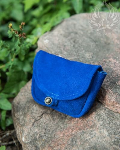 MYTHOLON Rickar Gürteltasche klein blau, aus feinem Wildleder mit Knopf in Messingoptik von MYTHOLON