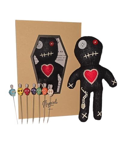 Voodoo Puppe (schwarz) mit Voodoo Nadeln, Sarg Box und Anleitung (extra groß 16cm handgemacht) - Set mit extragroßen Totenkopfnadeln | Geschenk für Freunde, Kollegen, Chef, Hochzeit oder Jobwechsel von MaPaNoLi