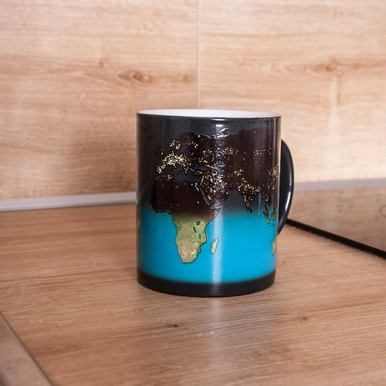 Mad Monkey - Tasse "Day & Night" - mit Farbwechsel von Mad Monkey