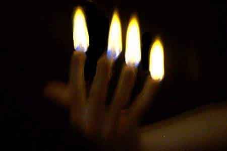 Magie Professionnelle Flamme an den Fingerspitzen von Magie Professionnelle