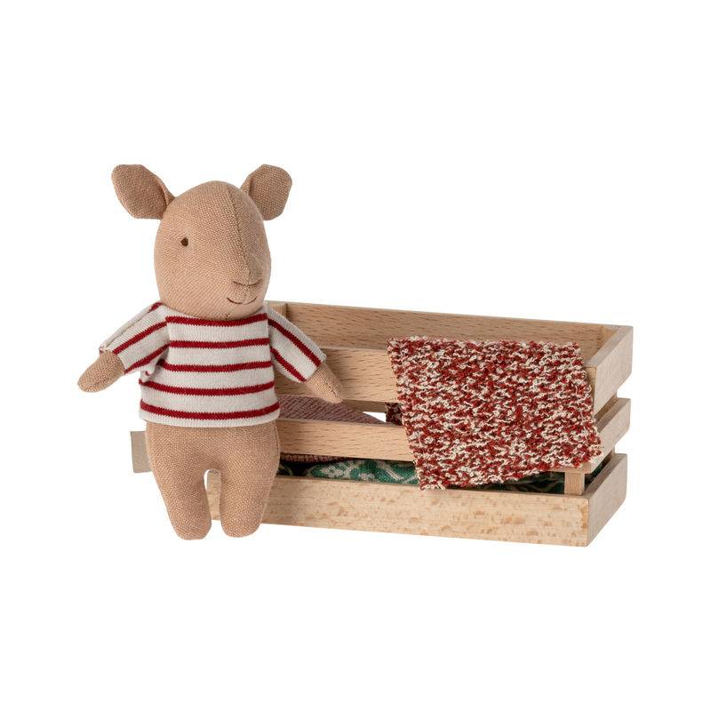 Kuscheltier BABY PIG GIRL (11cm) mit Holzkiste von Maileg