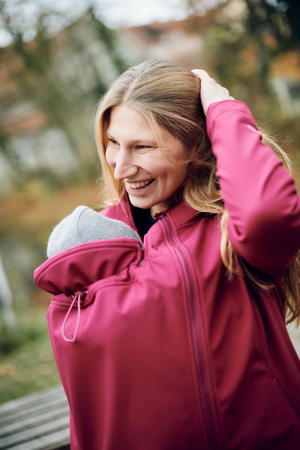 Mamalila Softshell-Tragejacke Allrounder - XS (36) Beere von Mamalila