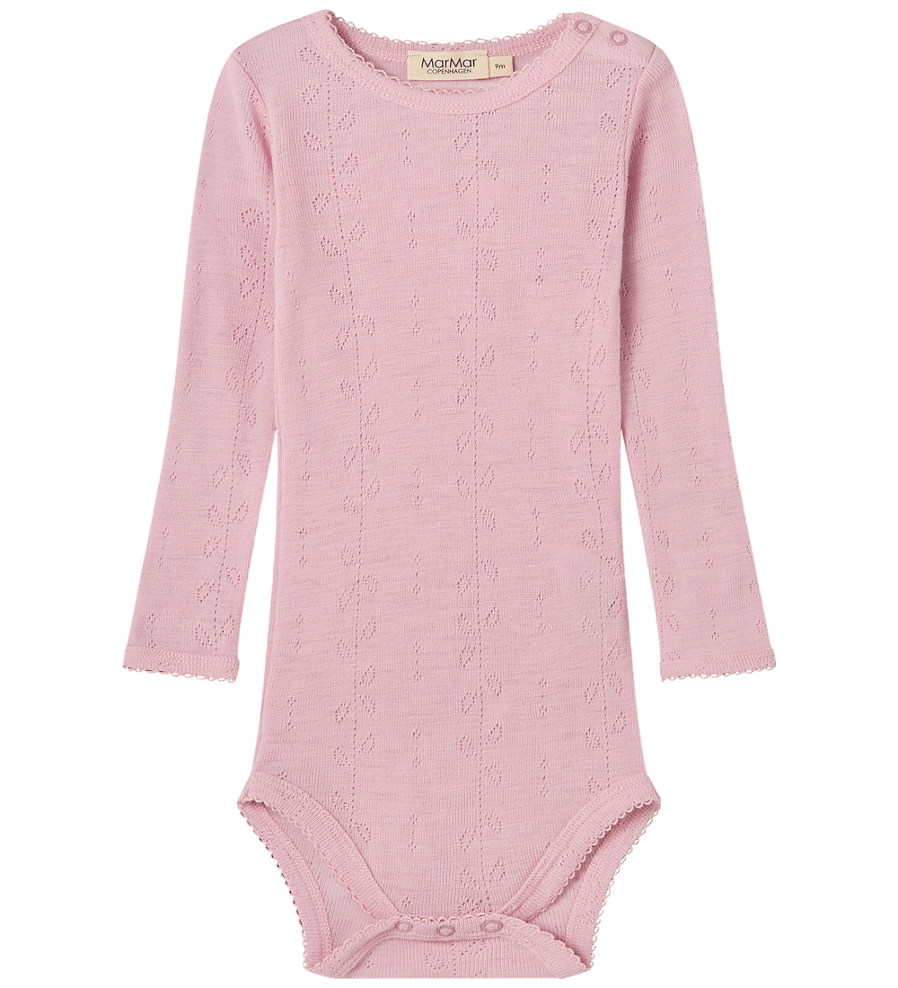 MarMar Body l/ä - Wolle - Benedikte - Soft Berry m. Lochmuster - MarMar - 68 - Body L/Ä MarMar Body l/ä - Wolle - Benedikte - Soft Berry m. Lochmuster - MarMar - 68 - Body L/Ä von MarMar