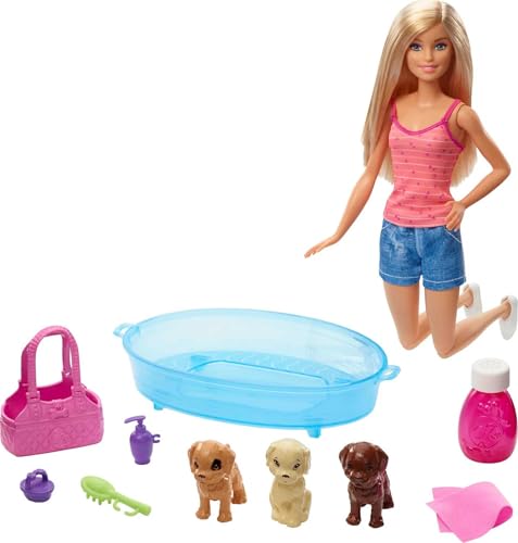 Barbie GDJ37 - Hundebad Spielset mit Puppe und drei Welpen sowie Zubehör, Puppen Spielzeug ab 3 Jahren Barbie GDJ37 - Hundebad Spielset mit Puppe und drei Welpen sowie Zubehör, Puppen Spielzeug ab 3 Jahren von Barbie