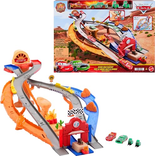 Mattel Disney Pixar Cars Spielset, Lightning McQueen, Chicks Hicks und 2 Boxencrew-Fahrzeuge, 2 Rennmöglichkeiten, Rennen & Retten Rettungsweg-Rennstrecke, JFL57 von Mattel