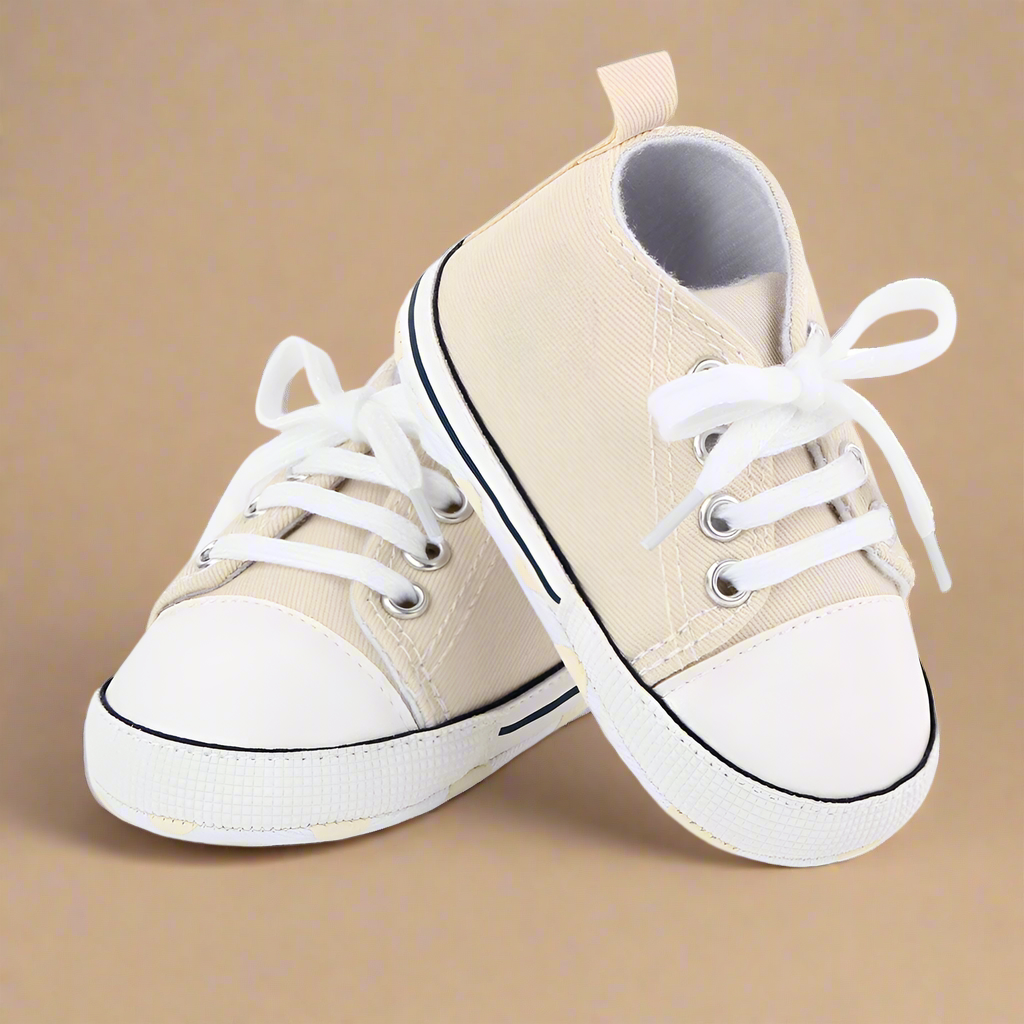BabyStride – Atmungsaktiv und flexibel - 'First Steps' Turnschuhe Beige / 13 (12–18 Monate) | Pädagogisches Holzspielzeug von Mein Kleines Baby