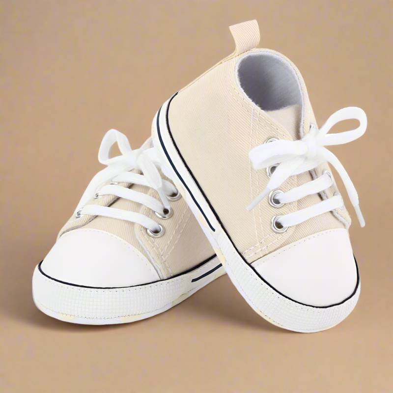 BabyStride – Atmungsaktiv und flexibel - 'First Steps' Turnschuhe Beige / 13 (12–18 Monate) | Pädagogisches Holzspielzeug von Mein Kleines Baby