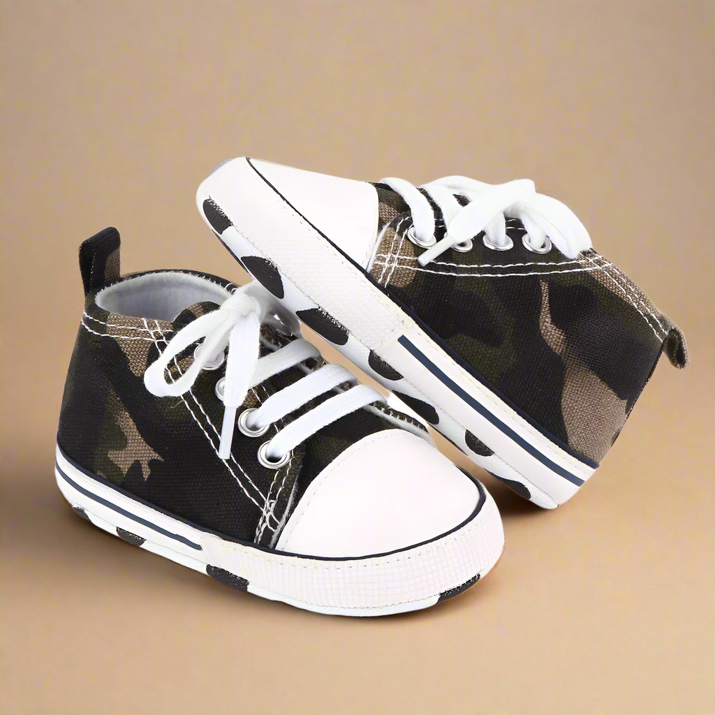 BabyStride– Atmungsaktiv und flexibel -'First Steps'Turnschuhe Camouflage / 11 (0–6 Monate) | Pädagogisches Holzspielzeug von Mein Kleines Baby
