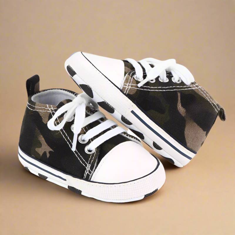 BabyStride– Atmungsaktiv und flexibel -'First Steps'Turnschuhe Camouflage / 11 (0–6 Monate) | Pädagogisches Holzspielzeug von Mein Kleines Baby