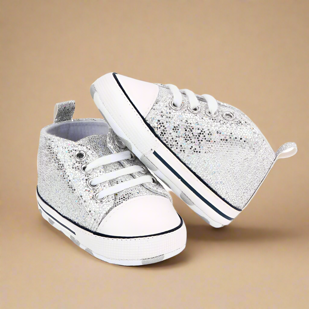 BabyStride– Atmungsaktiv und flexibel -'First Steps'Turnschuhe Glitzer Silber / 12 ( 6–12 maanden) | Pädagogisches Holzspielzeug von Mein Kleines Baby