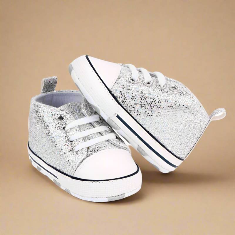 BabyStride– Atmungsaktiv und flexibel -'First Steps'Turnschuhe Glitzer Silber / 12 ( 6–12 maanden) | Pädagogisches Holzspielzeug von Mein Kleines Baby