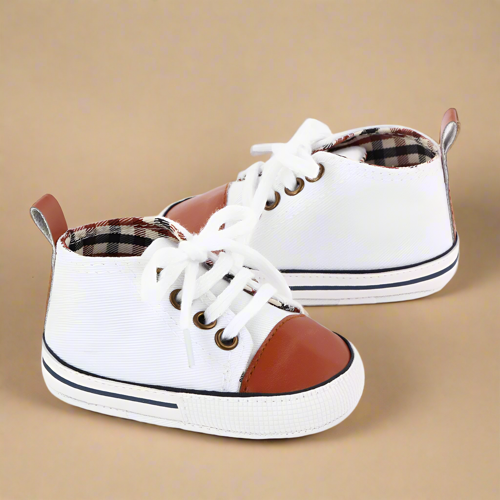 BabyStride– Atmungsaktiv und flexibel -'First Steps'Turnschuhe Weiß-brauner Fleck / 11 (0–6 maanden) | Pädagogisches Holzspielzeug von Mein Kleines Baby