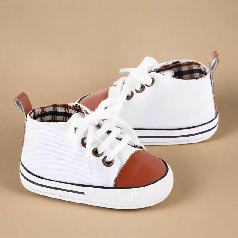 BabyStride– Atmungsaktiv und flexibel -'First Steps'Turnschuhe Weiß-brauner Fleck / 11 (0–6 maanden) | Pädagogisches Holzspielzeug von Mein Kleines Baby