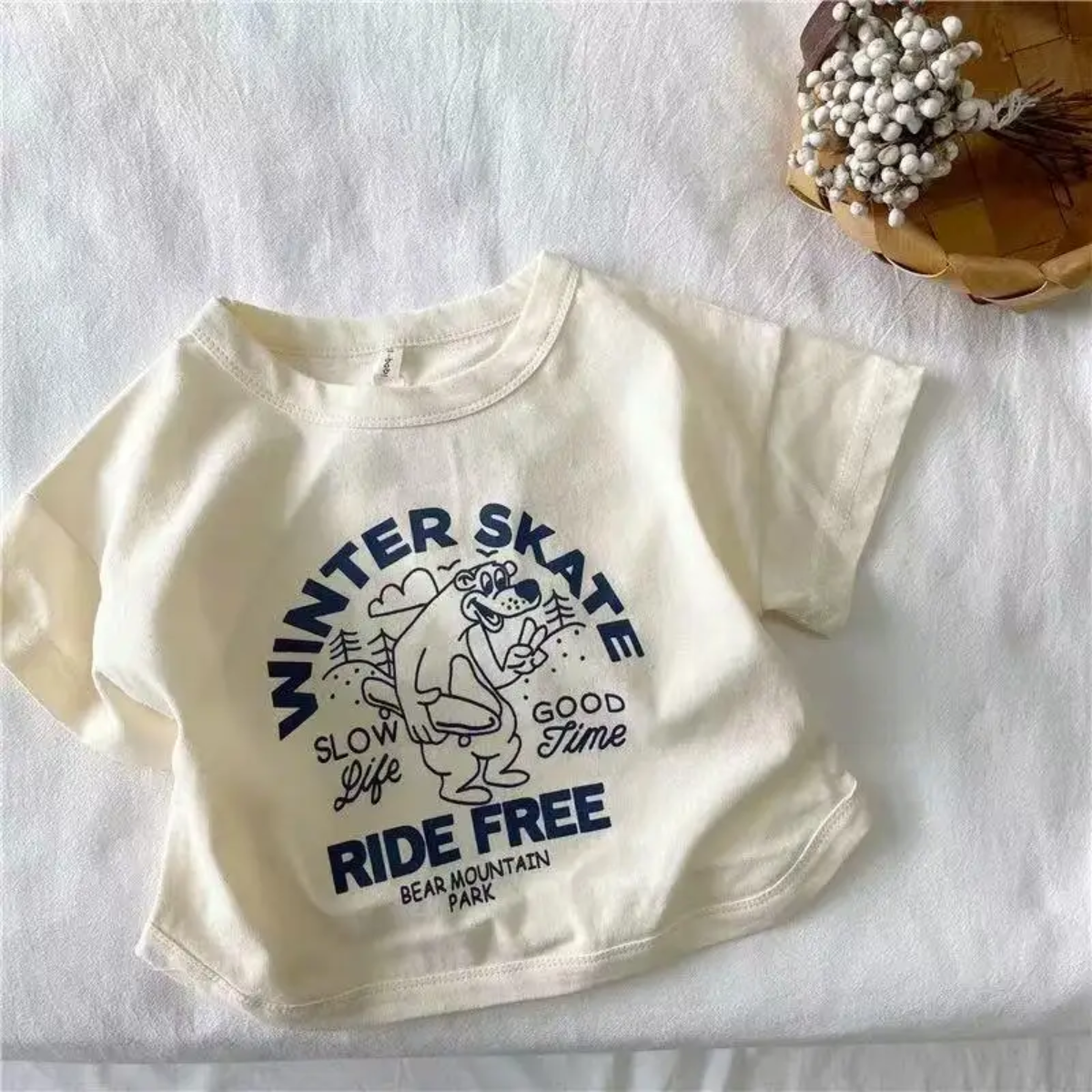 BearPlay – Komfort & Stil – Oversized-T-Shirt mit Winter-Skate-Aufdruck 150 (9–10 Jahre) | Pädagogisches Holzspielzeug von Mein Kleines Baby